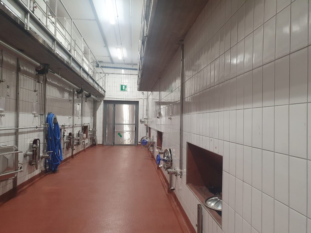 built-in concrete vats 嵌入式水泥釀酒缸
