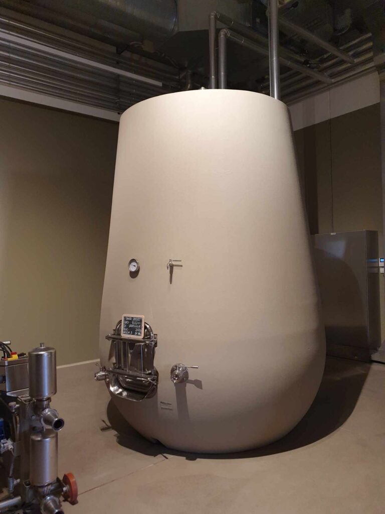 concrete egg 蛋形水泥釀酒桶